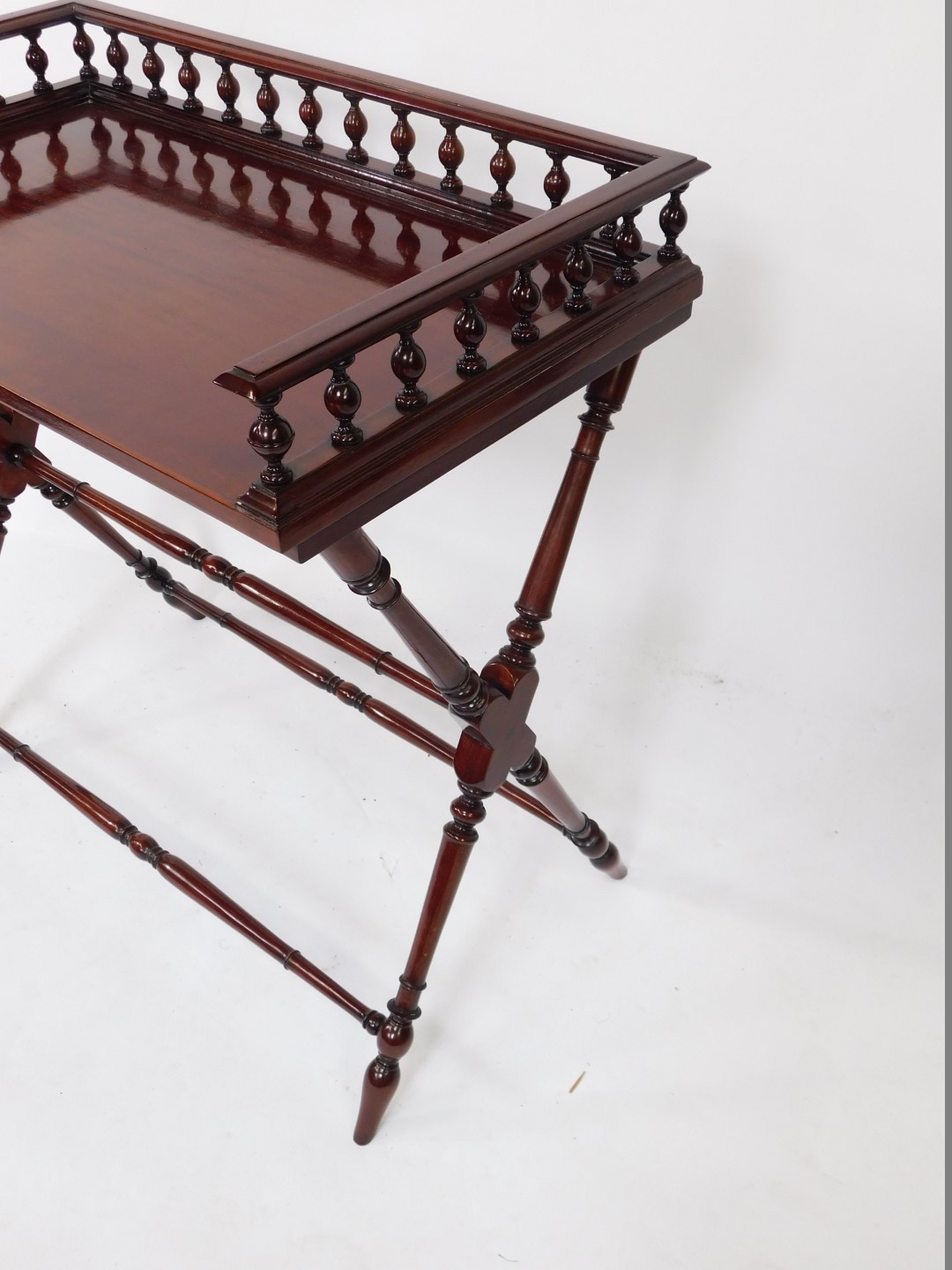A mahogany butler's tray top table, with a three sided gallery raised on X frame supports, united by - Bild 3 aus 4