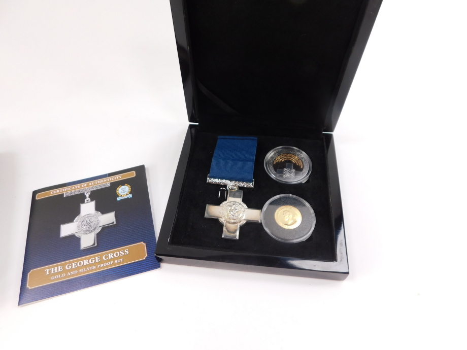 A Bradford Exchange George Cross gold and silver proof set, comprising a replica George Cross medal. - Bild 2 aus 3