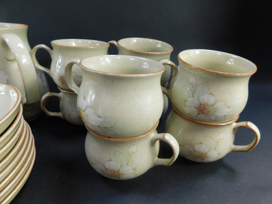 A Denby pottery part tea service decorated in the Daybreak pattern, comprising milk and cream jugs, - Bild 3 aus 5