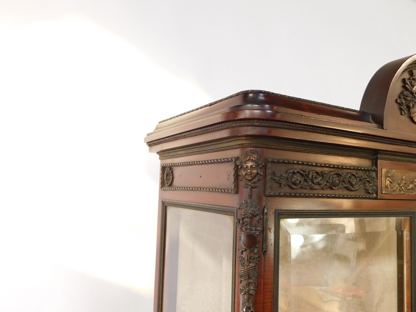 A late 19thC Louis XVI style mahogany vitrine, with metal mounts, the domed pediment cast centrally - Bild 3 aus 6
