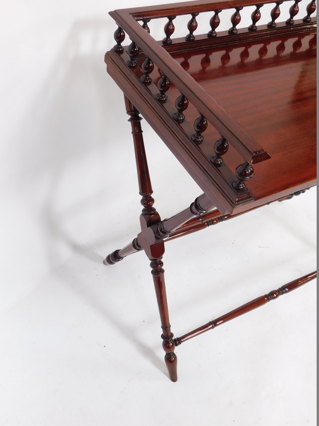 A mahogany butler's tray top table, with a three sided gallery raised on X frame supports, united by - Bild 4 aus 4