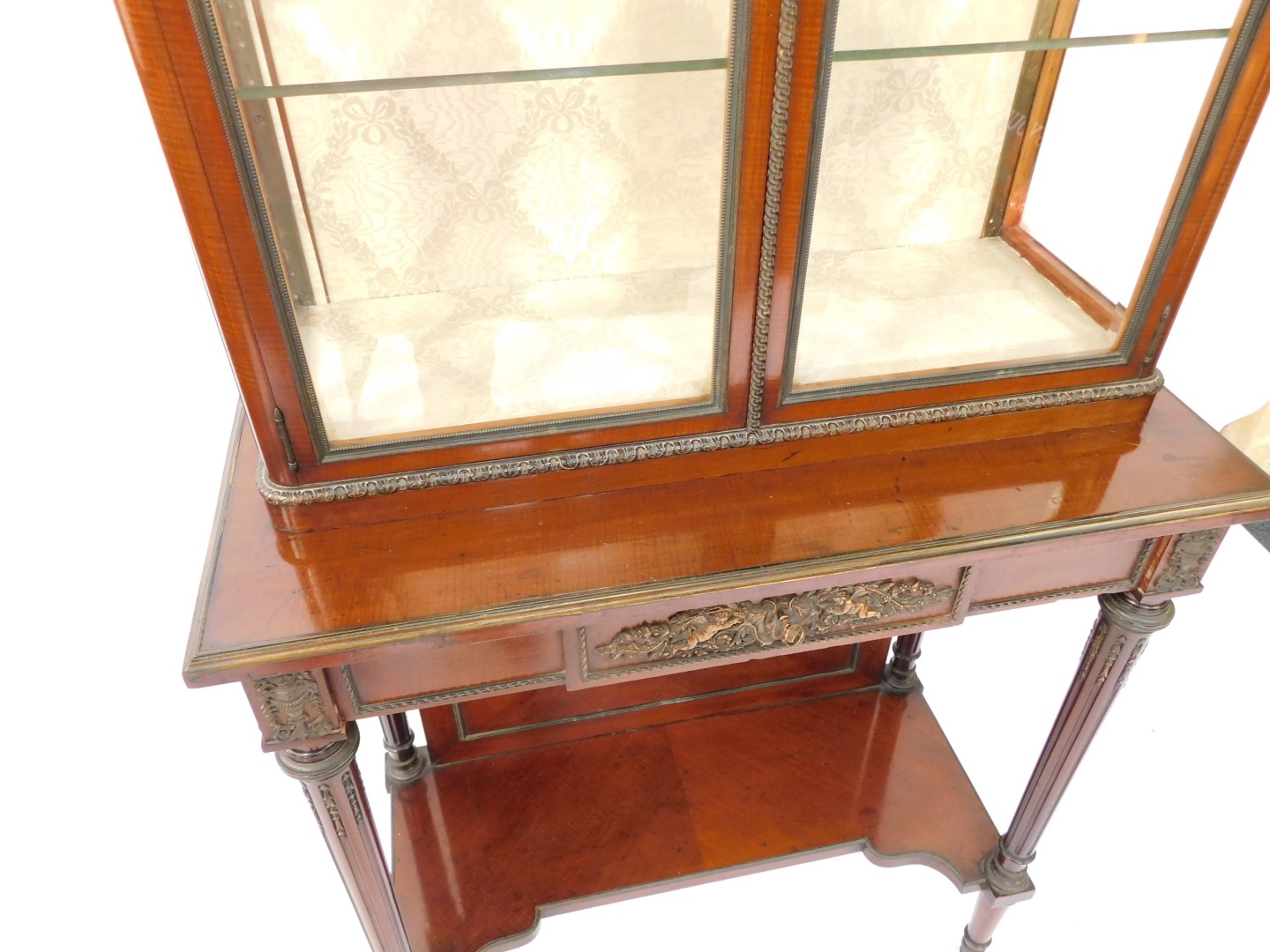 A late 19thC Louis XVI style mahogany vitrine, with metal mounts, the domed pediment cast centrally - Bild 4 aus 6