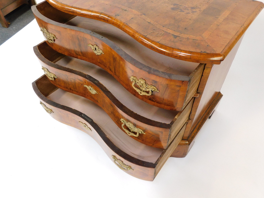An early 19thC Dutch walnut serpentine chest, with deep cross banded and moulded top over three draw - Bild 8 aus 8