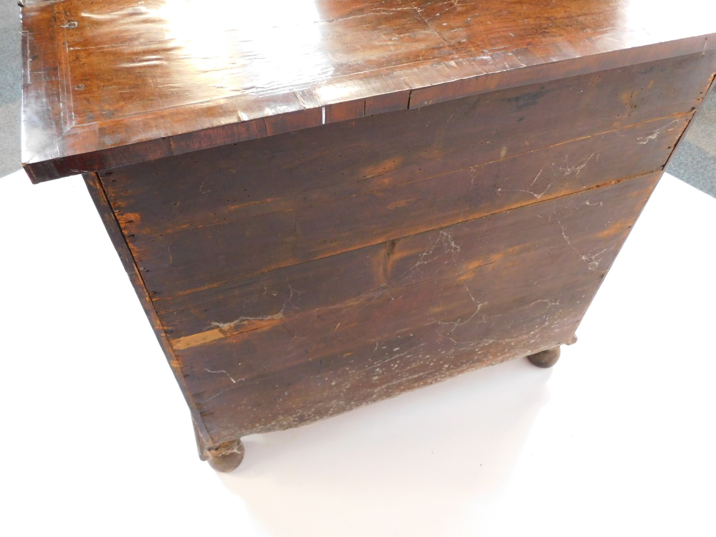 An early 18thC and later adapted walnut kneehole bachelor's secretaire chest, with folding top and r - Bild 11 aus 11