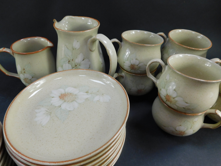 A Denby pottery part tea service decorated in the Daybreak pattern, comprising milk and cream jugs, - Bild 2 aus 5