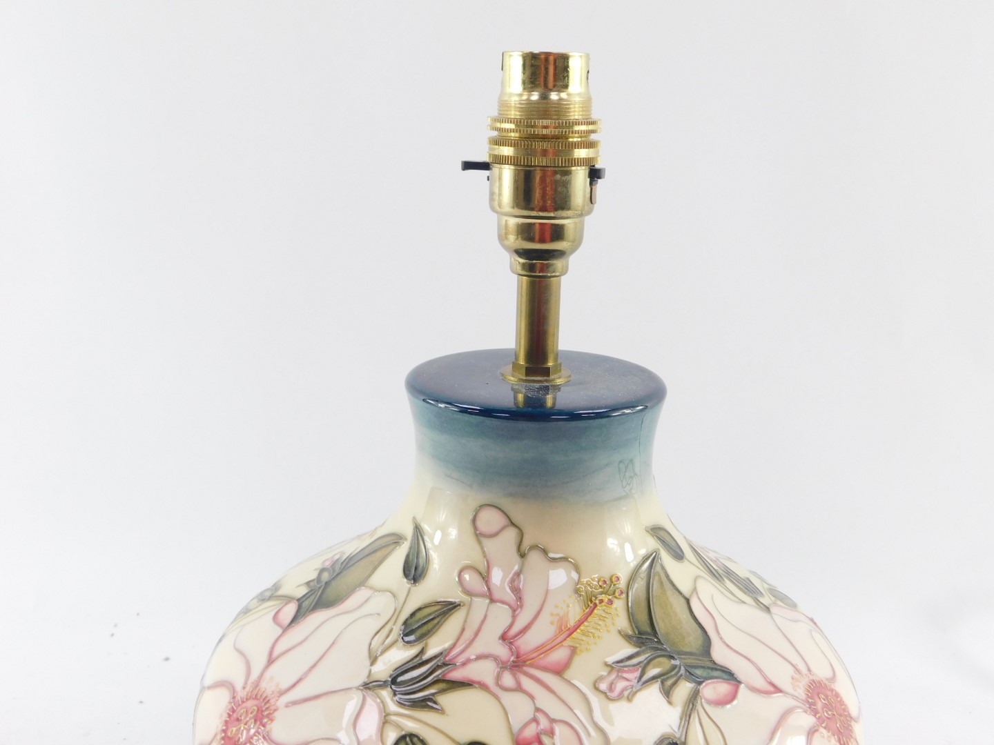 A Moorcroft pottery table lamp decorated in a floral pattern, of baluster form against a cream to bl - Bild 2 aus 3