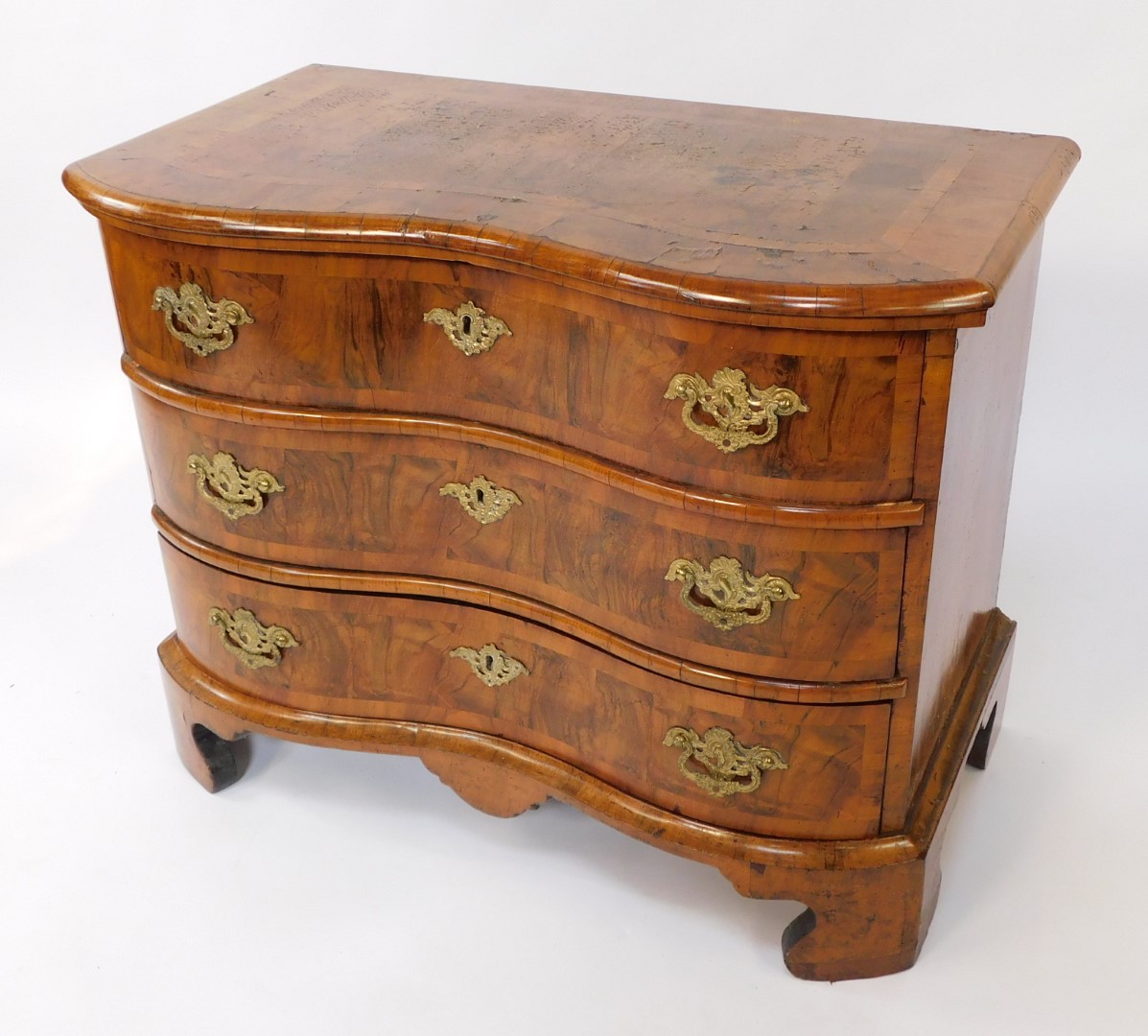 An early 19thC Dutch walnut serpentine chest, with deep cross banded and moulded top over three draw - Bild 2 aus 8