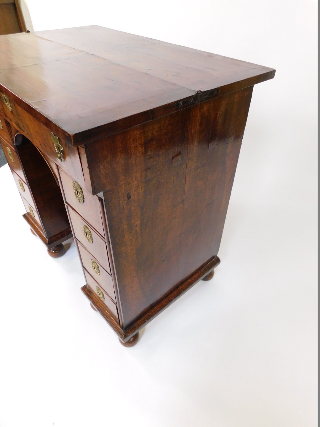 An early 18thC and later adapted walnut kneehole bachelor's secretaire chest, with folding top and r - Bild 4 aus 11