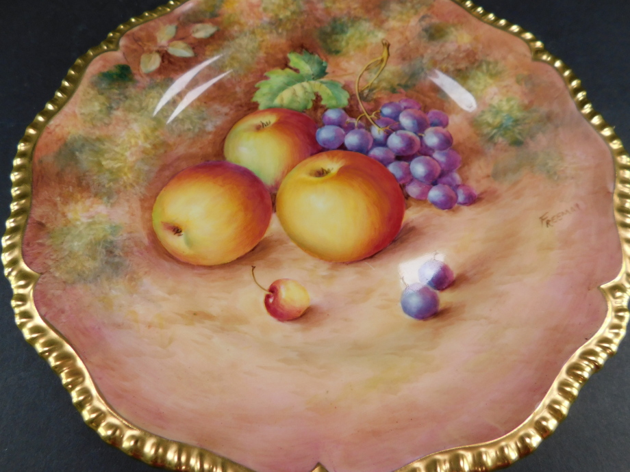 A Royal Worcester porcelain cabinet plate, signed Freeman, painted with apples and black grapes, 25 - Bild 2 aus 3