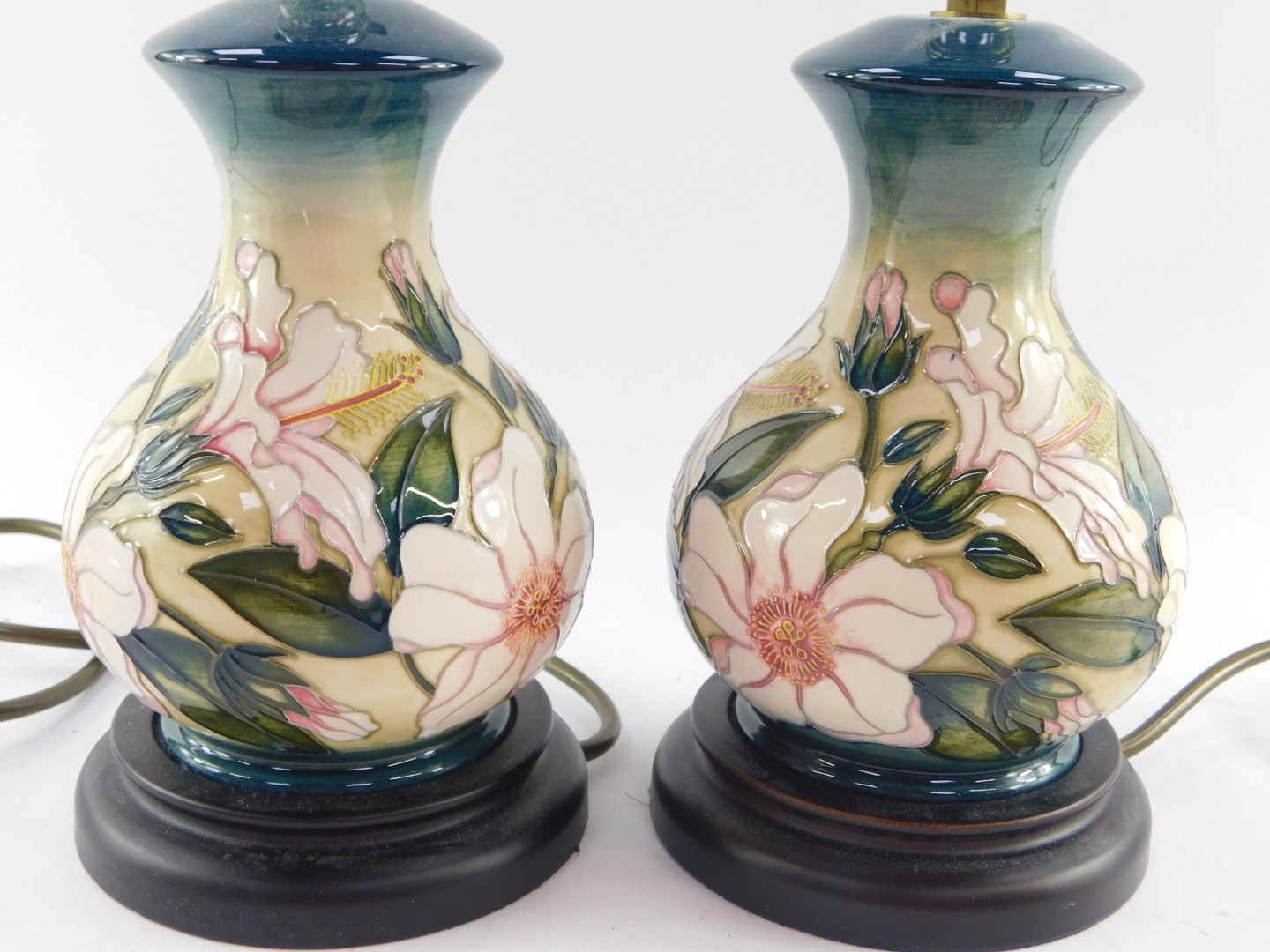 A pair of Moorcroft pottery table lamps decorated with flowers, of baluster form, against a cream to - Bild 2 aus 4