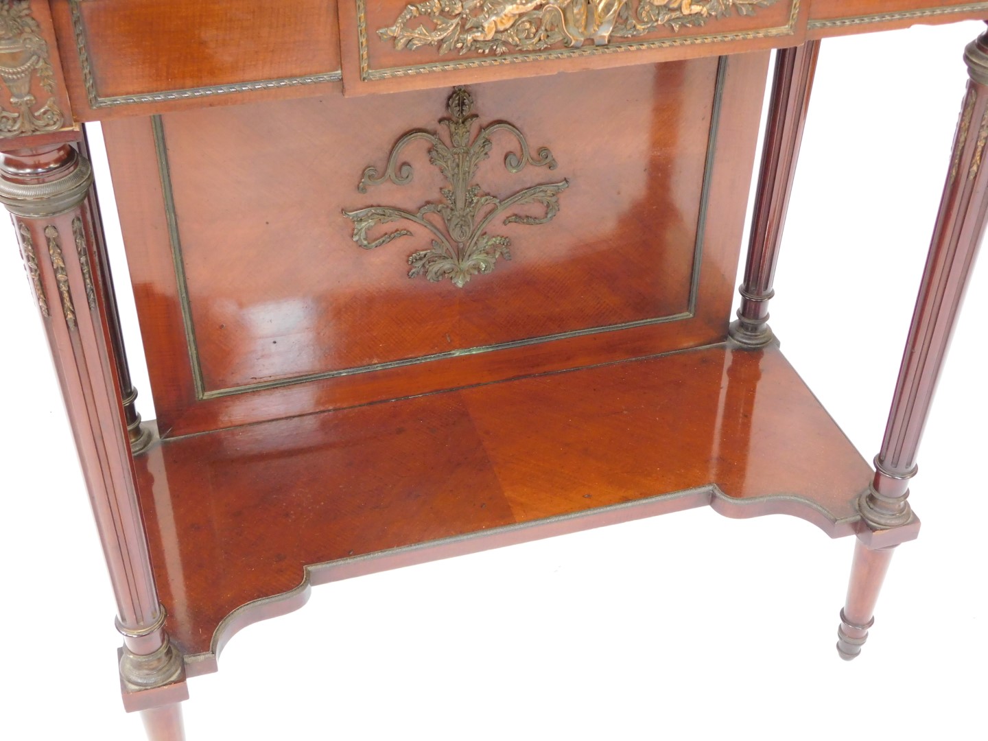 A late 19thC Louis XVI style mahogany vitrine, with metal mounts, the domed pediment cast centrally - Bild 6 aus 6