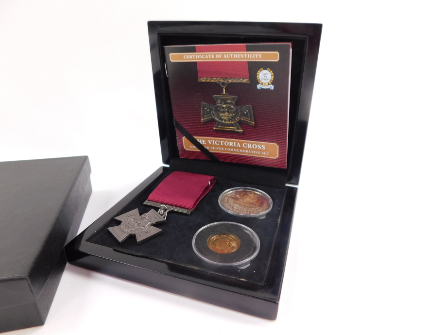 The Bradford Exchange Victoria Cross Silver Commemorative Set, comprising a replica VC medal., 9ct g - Bild 2 aus 2