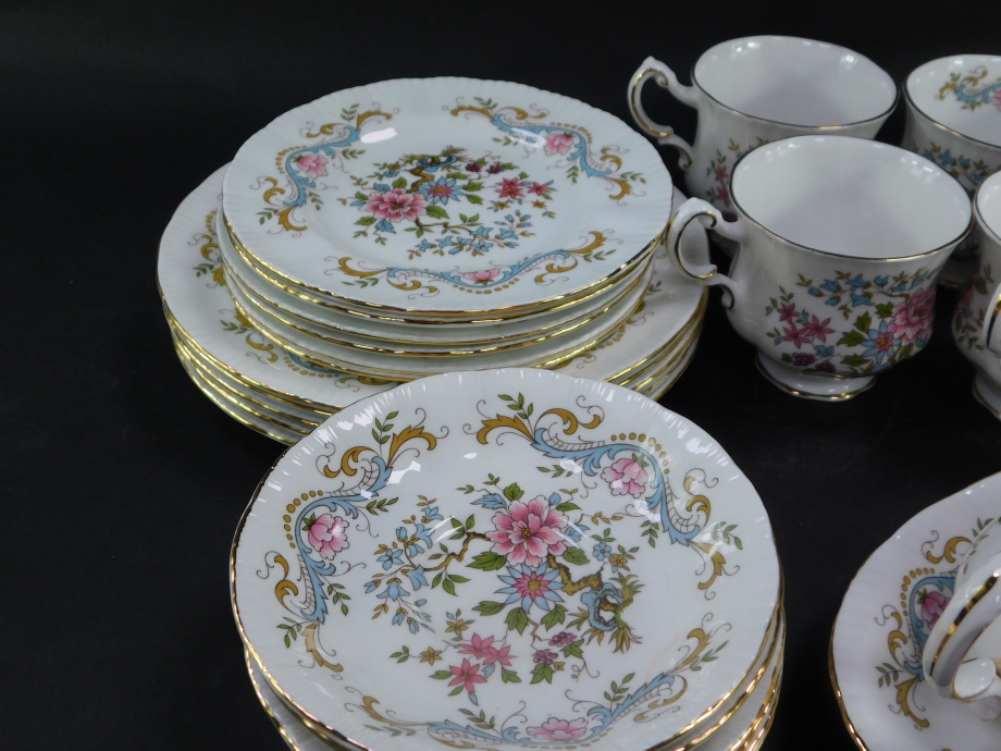 A Royal Standard porcelain part dinner and tea service decorated in the Mandarin pattern, comprising - Bild 2 aus 4