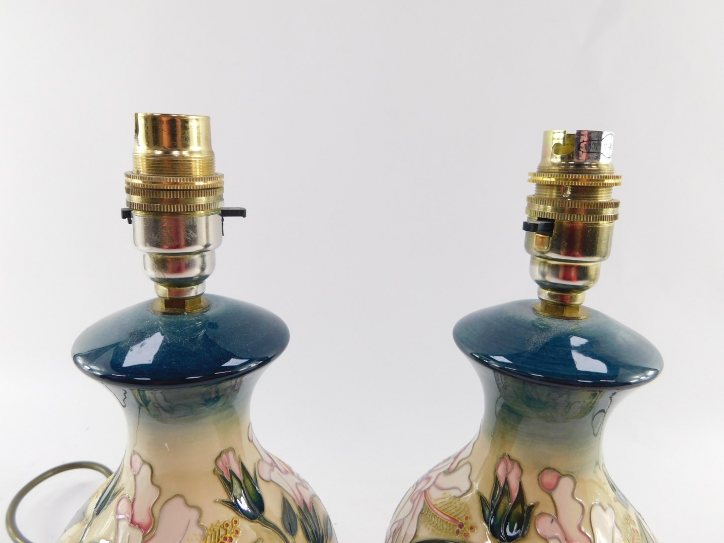A pair of Moorcroft pottery table lamps decorated with flowers, of baluster form, against a cream to - Bild 3 aus 4