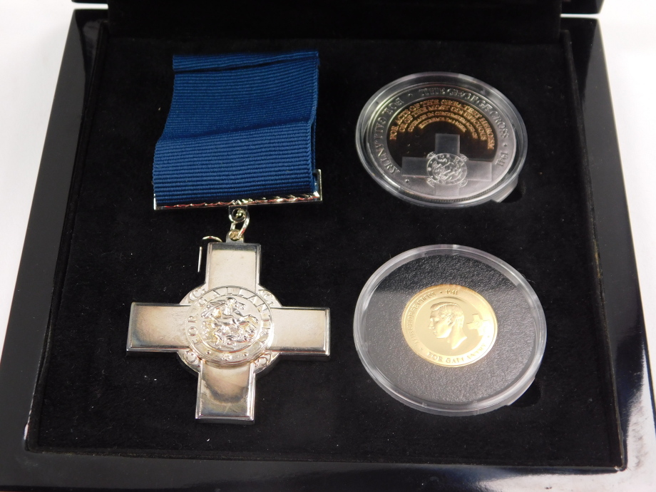 A Bradford Exchange George Cross gold and silver proof set, comprising a replica George Cross medal. - Bild 3 aus 3