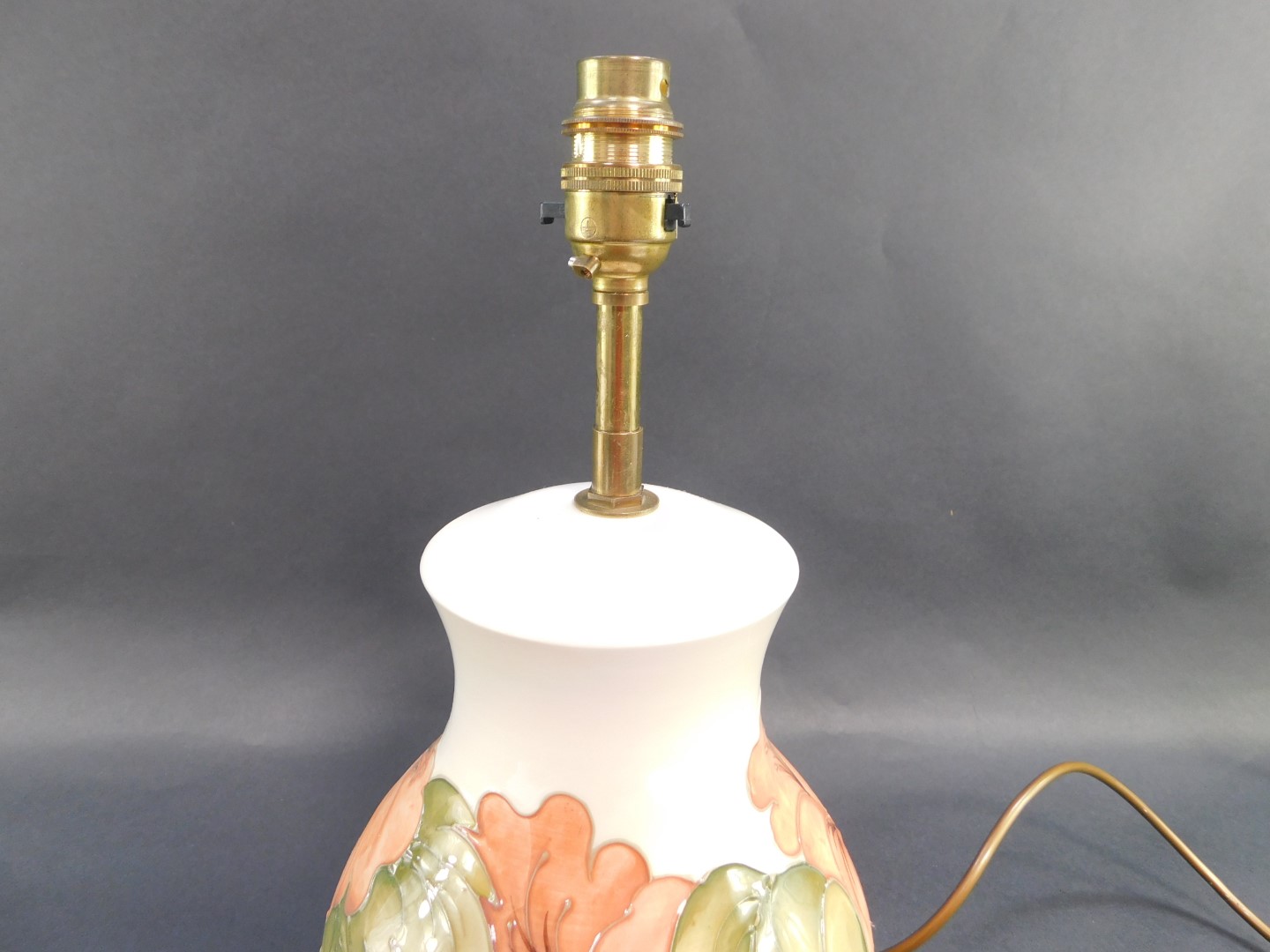 A Moorcroft pottery table lamp decorated in the Hibiscus pattern, of ginger jar and cover form, agai - Bild 3 aus 4