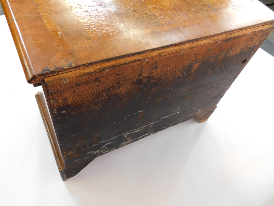 An early 19thC Dutch walnut serpentine chest, with deep cross banded and moulded top over three draw - Bild 7 aus 8