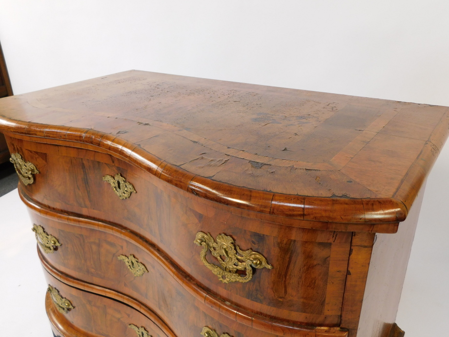An early 19thC Dutch walnut serpentine chest, with deep cross banded and moulded top over three draw - Bild 4 aus 8