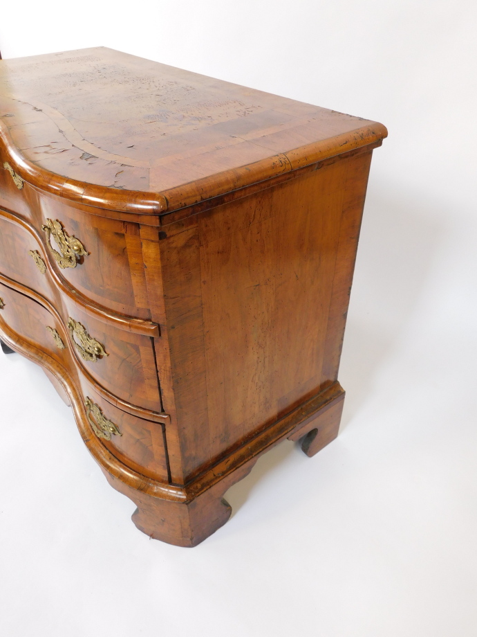 An early 19thC Dutch walnut serpentine chest, with deep cross banded and moulded top over three draw - Bild 5 aus 8