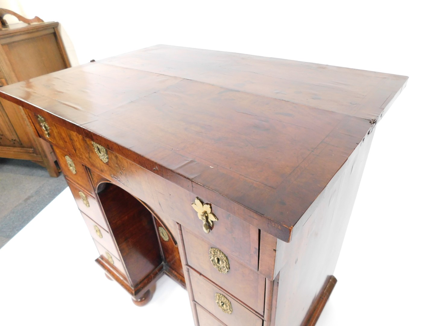 An early 18thC and later adapted walnut kneehole bachelor's secretaire chest, with folding top and r - Bild 3 aus 11