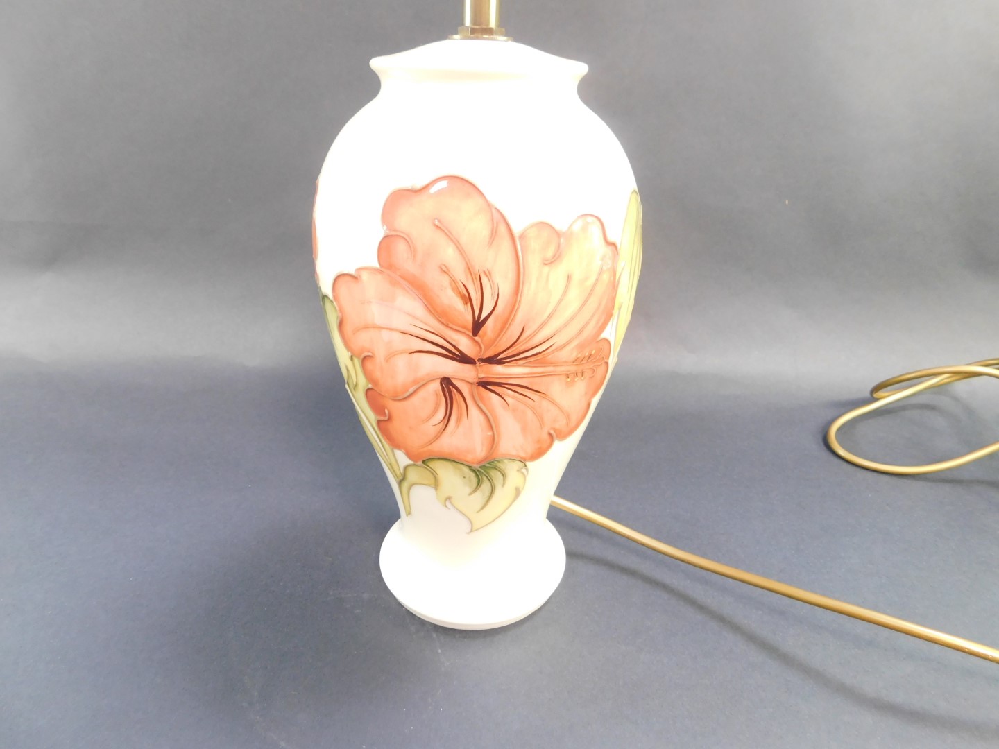 A Moorcroft pottery table lamp decorated in the Hibiscus pattern, of baluster form, decorated agains - Bild 2 aus 3