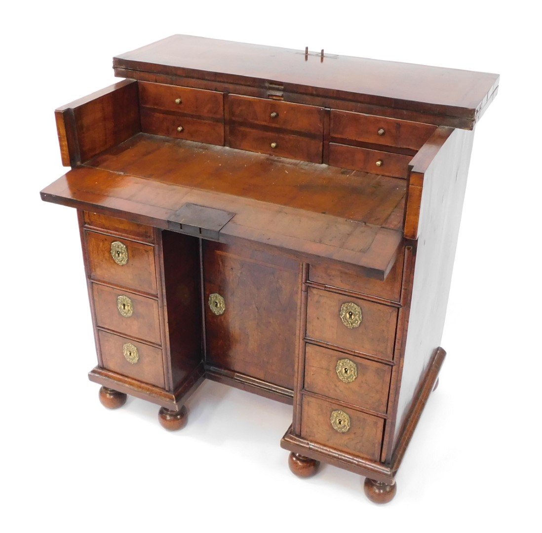 An early 18thC and later adapted walnut kneehole bachelor's secretaire chest, with folding top and r - Bild 6 aus 11