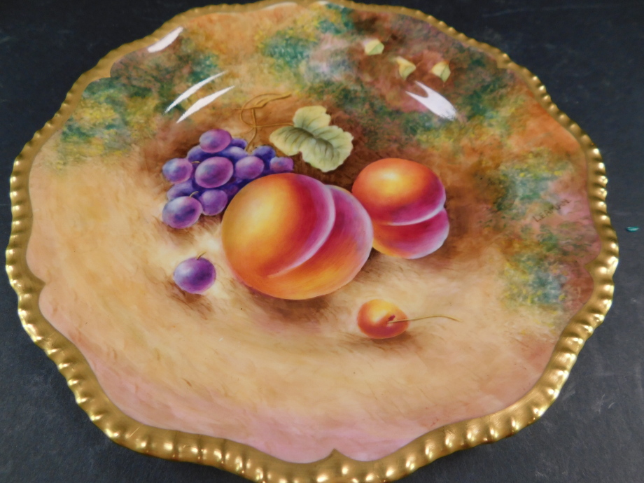 A Royal Worcester porcelain cabinet plate, signed Leaman, painted with peaches and black grapes, 22 - Bild 2 aus 3