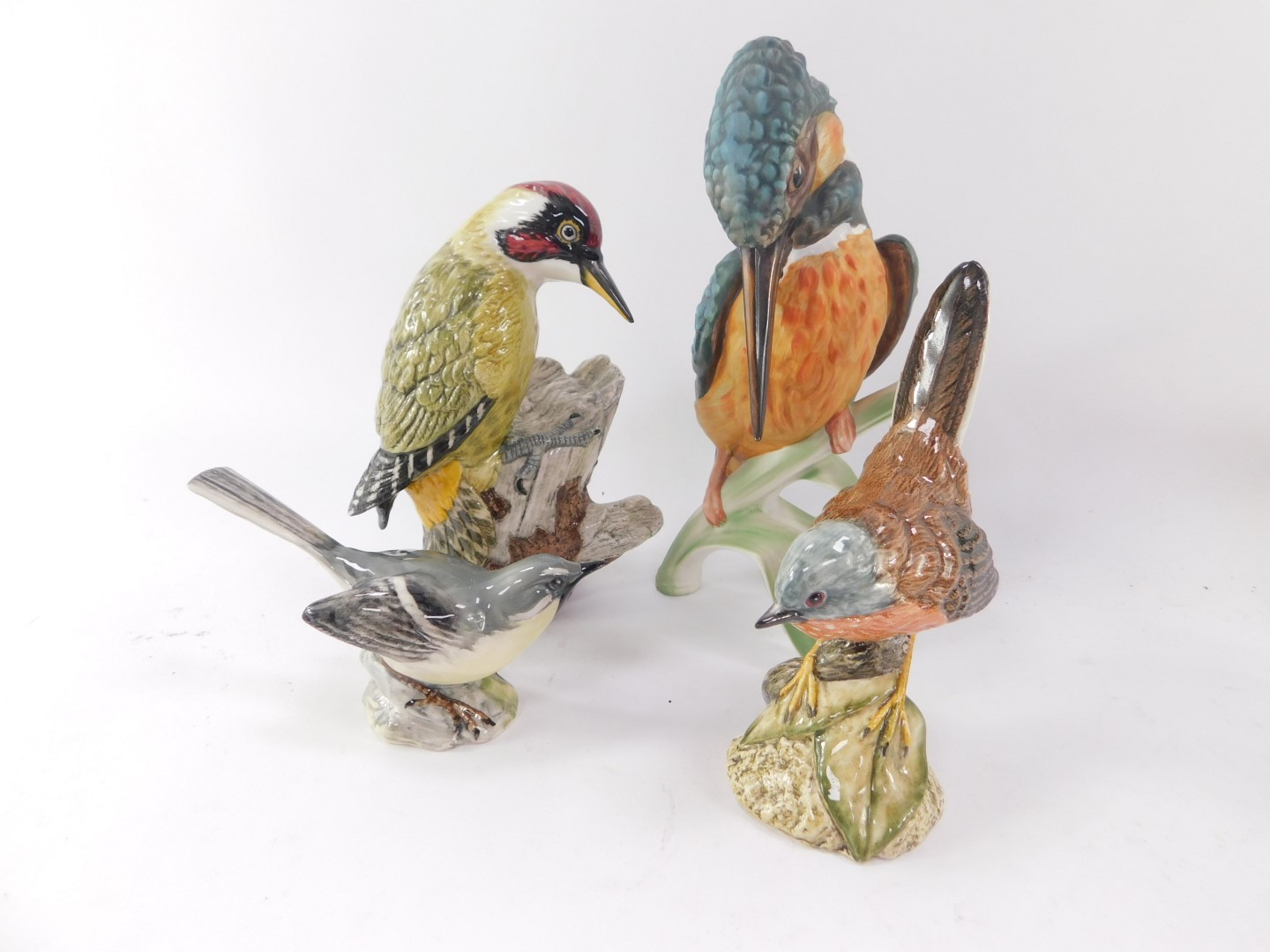 A group of Mack porcelain figures of birds, comprising green woodpecker., nuthatch., wren., black ta - Bild 2 aus 3