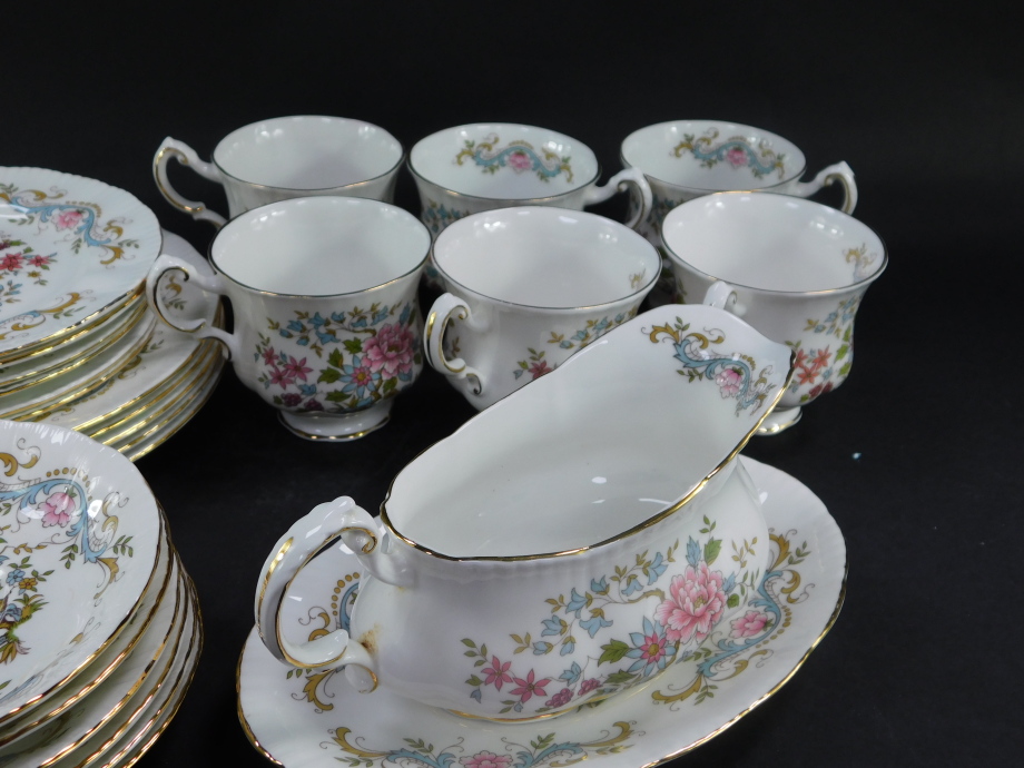 A Royal Standard porcelain part dinner and tea service decorated in the Mandarin pattern, comprising - Bild 3 aus 4