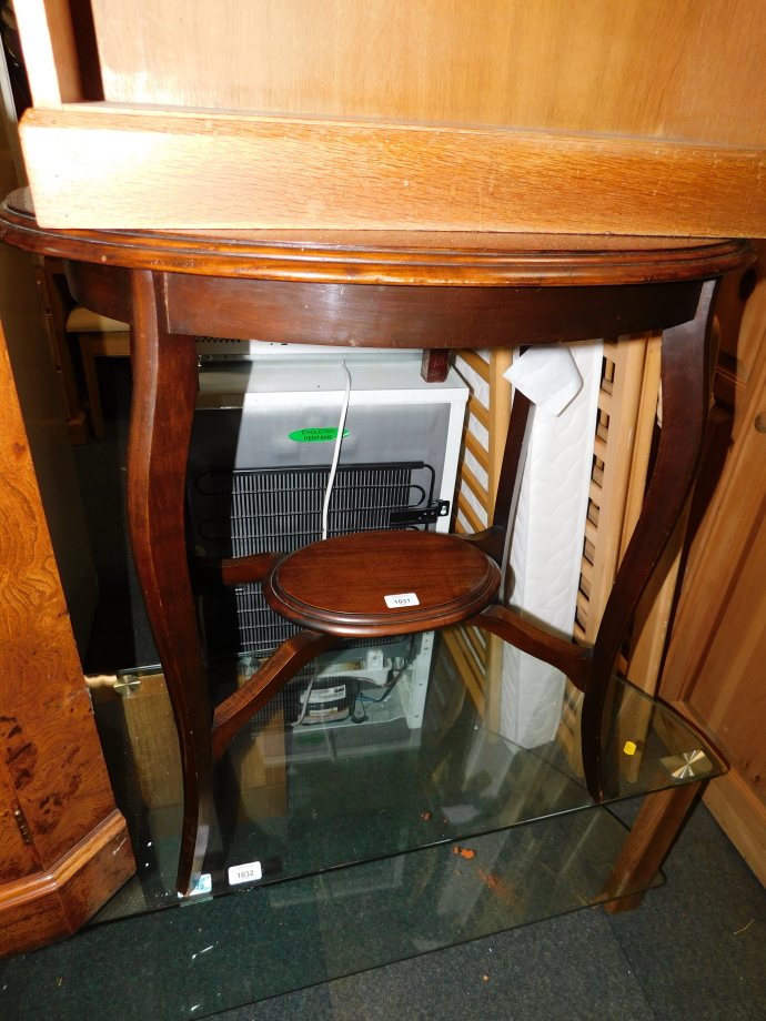 An Edwardian mahogany occasional table, with lower tier, 74cm high, 68cm wide, 45cm deep.