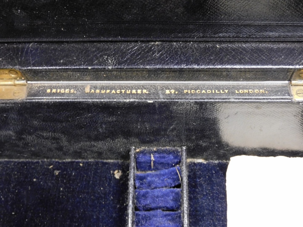 A black leather writing box, with single key hinged lock, with a blue lined interior, stamped Briggs - Bild 4 aus 5