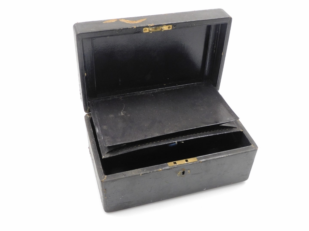 A black leather writing box, with single key hinged lock, with a blue lined interior, stamped Briggs - Bild 2 aus 5