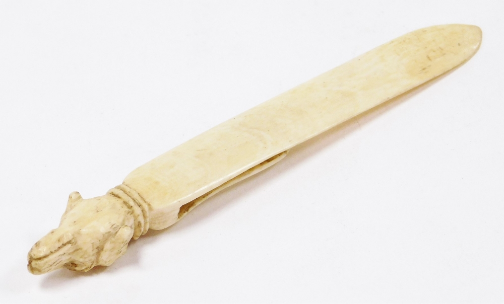 An early 19thC ivory clip or bookmark, of arrow form with dog head knop, 12cm high. - Bild 2 aus 2