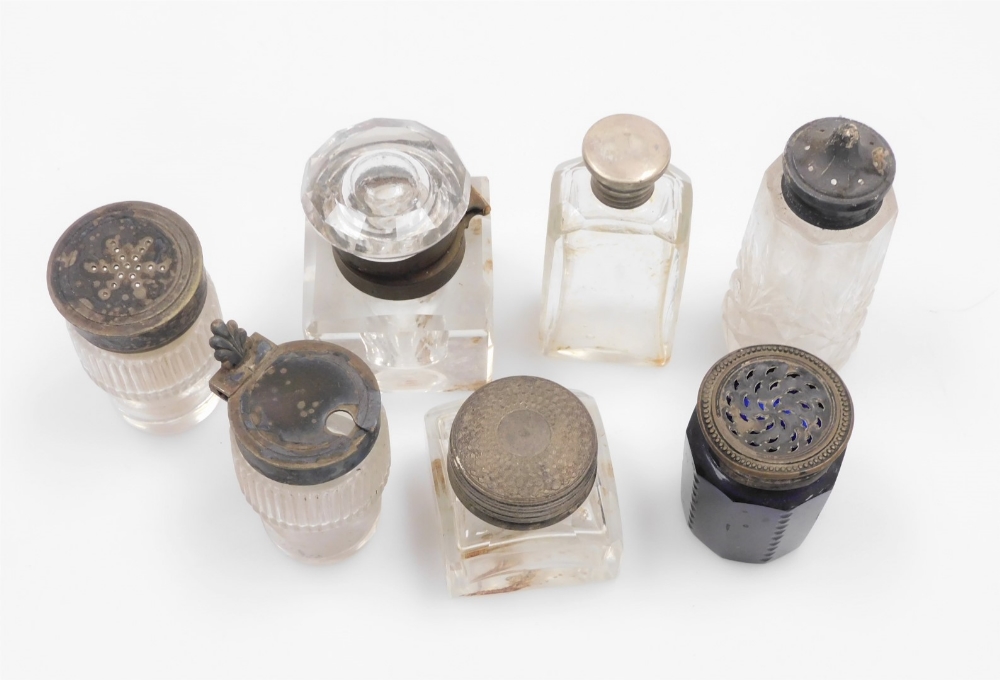 A group of early 20thC dressing table jars, trinkets, etc., to include a silver plated topped pepper - Bild 2 aus 2