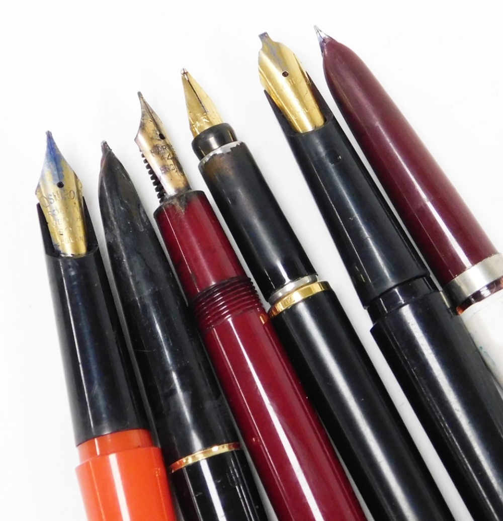 A group of Parker and other fountain pens, to include two Parker fountain pens with gold coloured to - Bild 2 aus 2