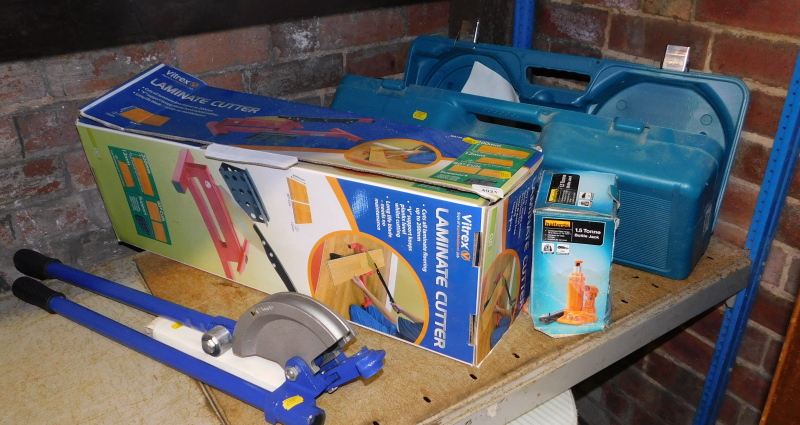 Various tools, to include a laminate cutter, vice 1.5 tonne jack, and a Makita cased angle grinder.