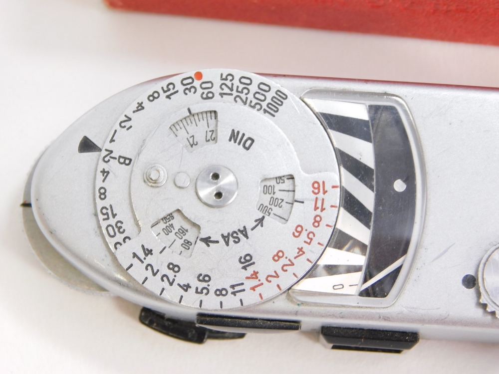 Two Leica-meters, MR and a vintage Leica-meter 3, with original instruction booklet. (2) - Image 2 of 3