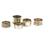 Five various silver napkin rings, to include a late 20thC example, with stylised part decorations, s