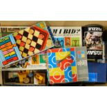 Various vintage board games, games, jigsaws, etc., to include 1200 piece jigsaw puzzle in cylinder b
