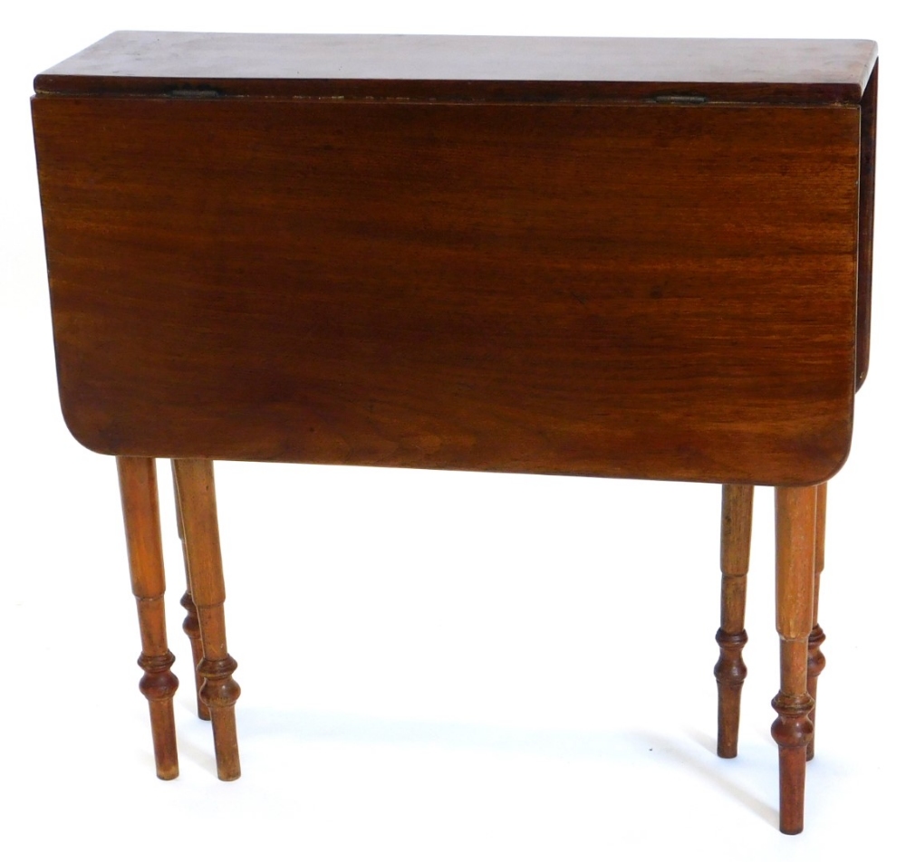 A small early 20thC walnut Sutherland type tea table, the rectangular top with rounded corners on tu