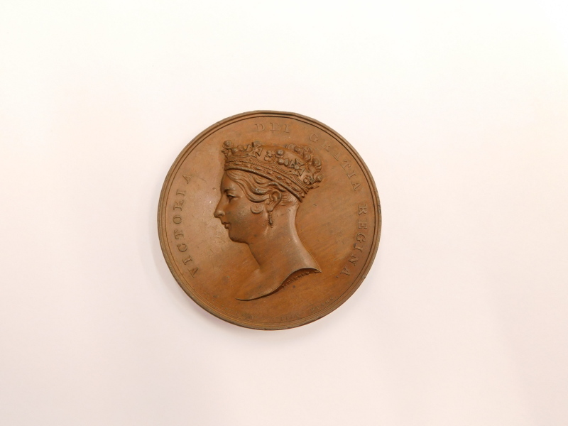 A Queen Victoria commemorative medallion, for the visit of the city of London 1837 in bronze, 6cm di - Image 2 of 2
