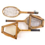 A quantity of vintage tennis rackets, to include examples stamped Spalding Masterbilt, Slazengers Do