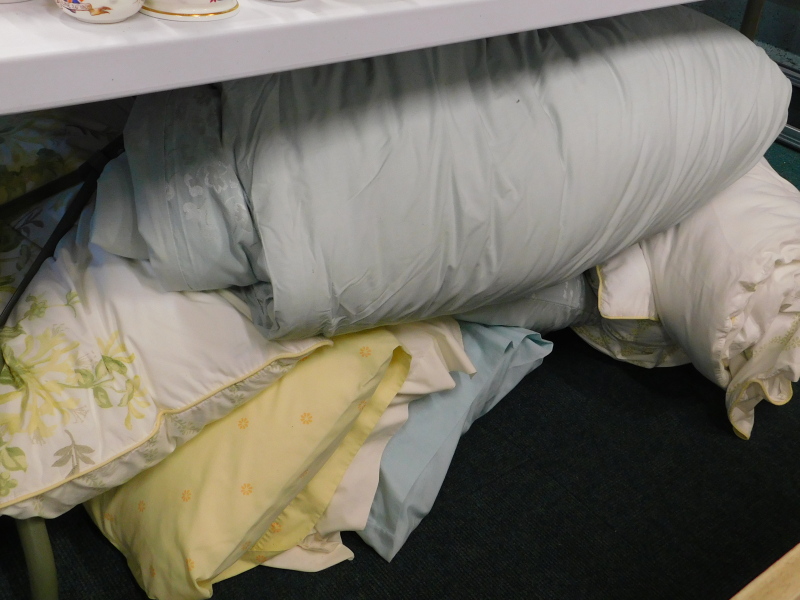 A large quantity of linen, duvets, pillows etc. (a quantity)