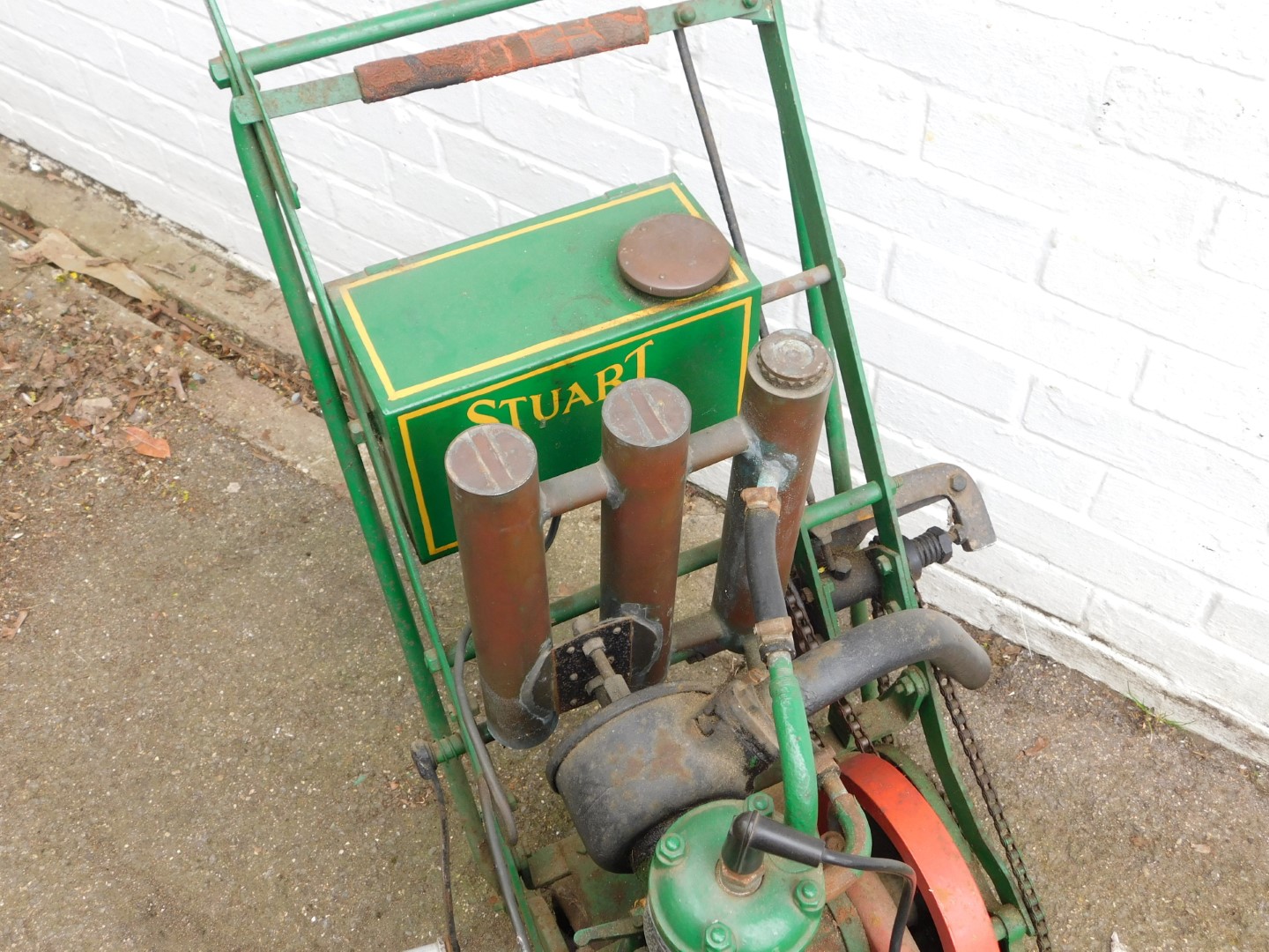 A Stuart Turner Ltd petrol lawn mower, No 6937. - Bild 2 aus 4