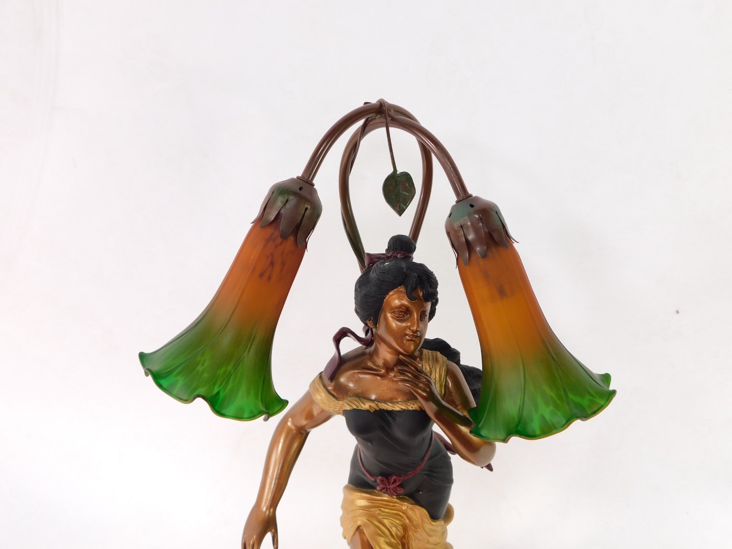 An Art Nouveau style painted and lacquered figural table lamp, of a lady standing on leaves, with tw - Bild 2 aus 2