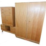 A Meredew mid 20thC light oak bedroom suite, comprising double wardrobe, 176cm high, 123cm wide, 53.