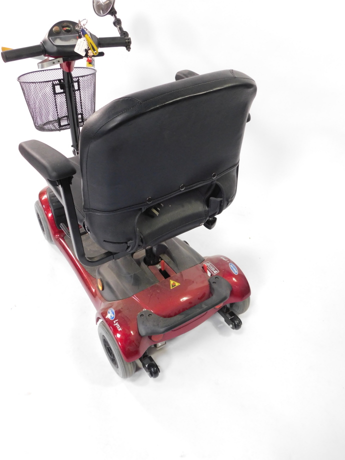 An Invacare Lynx Victory four wheeled mobility scooter, in red and black colourway, with front baske - Bild 2 aus 3