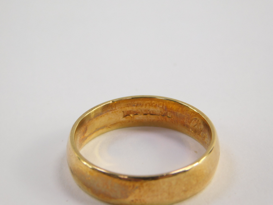 An 18ct gold wedding band, size R, 6.2g. - Image 3 of 3