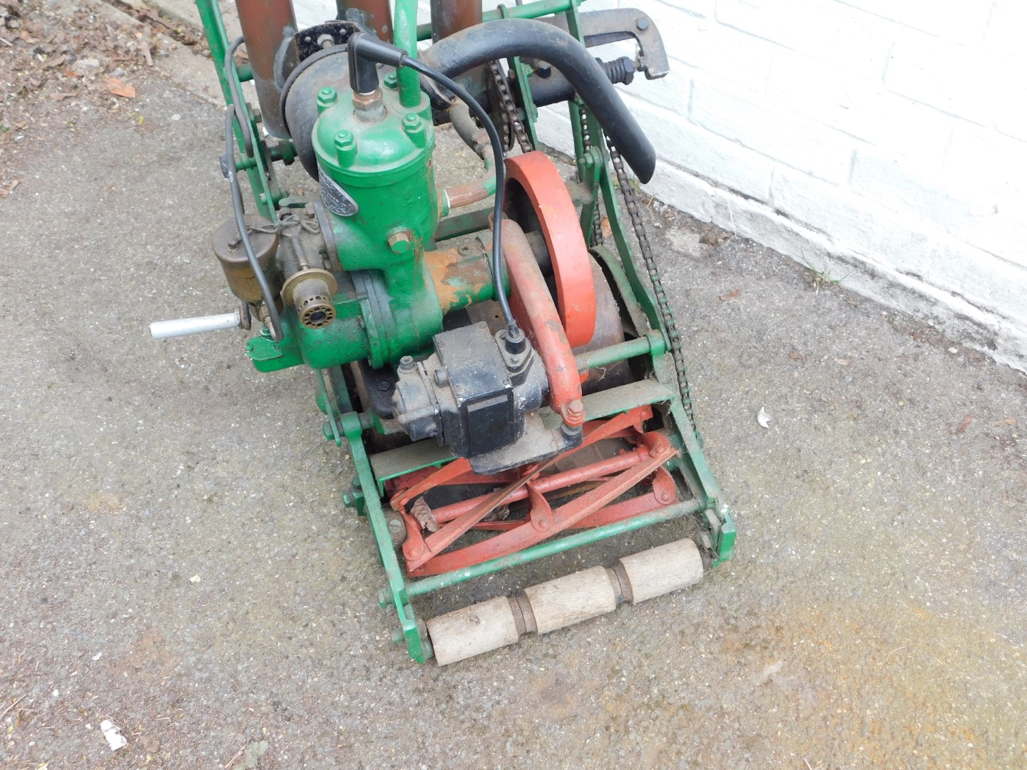 A Stuart Turner Ltd petrol lawn mower, No 6937. - Bild 3 aus 4