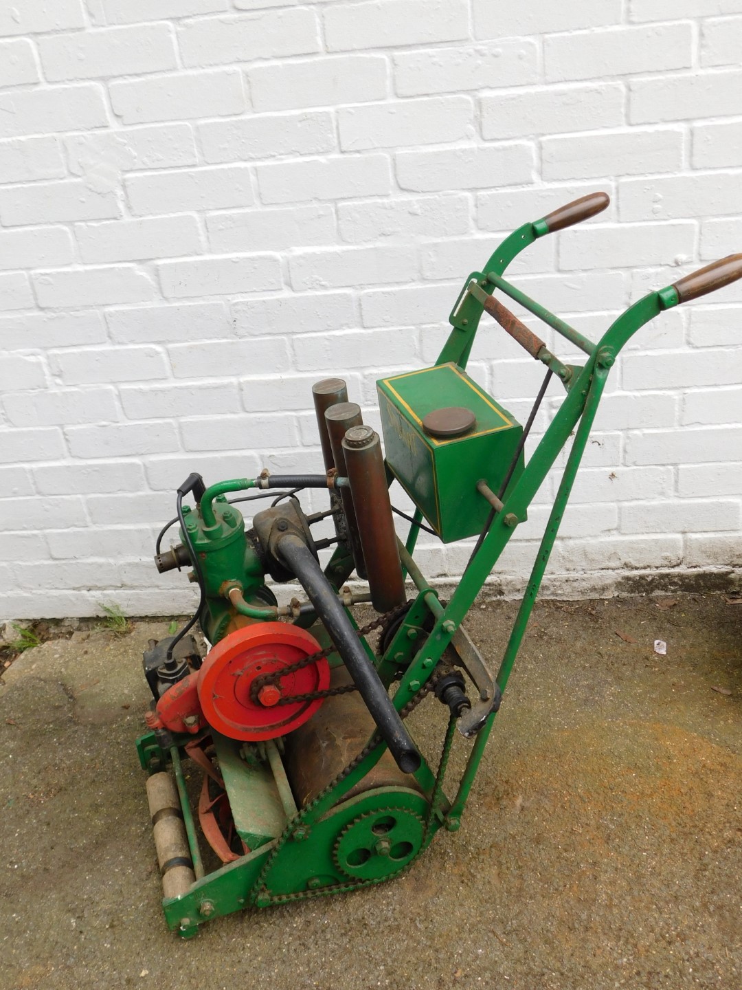 A Stuart Turner Ltd petrol lawn mower, No 6937. - Bild 4 aus 4